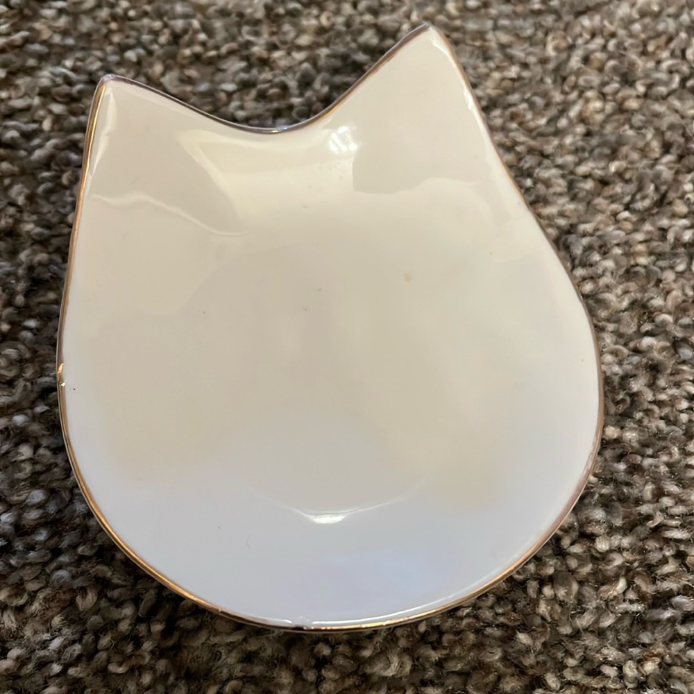 Kitty shaped ceramic dish for jewelry